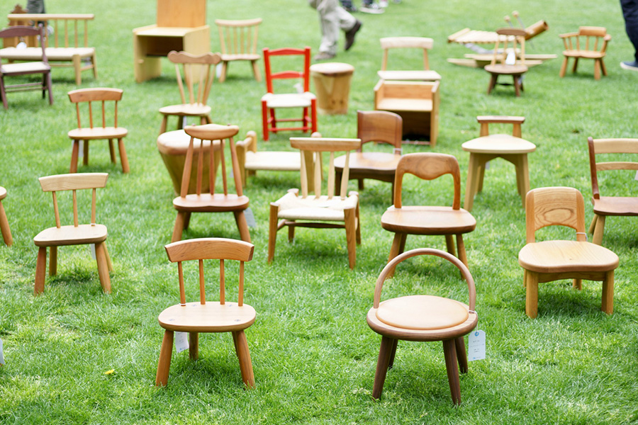 ちょこっと座って楽しい木彫りの椅子民芸品 ちょこっと座って楽しい木彫りの椅子民芸品 ちょこっと座って