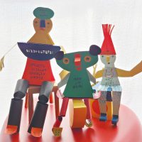 子どもと椅子が遊ぶ芝生「紙で椅子と紙人形を作ろう」